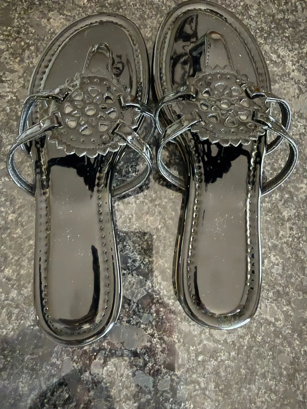 Medallion Classic Thong Flip Flops sandals Women’s Size 7 Black Faux Leather